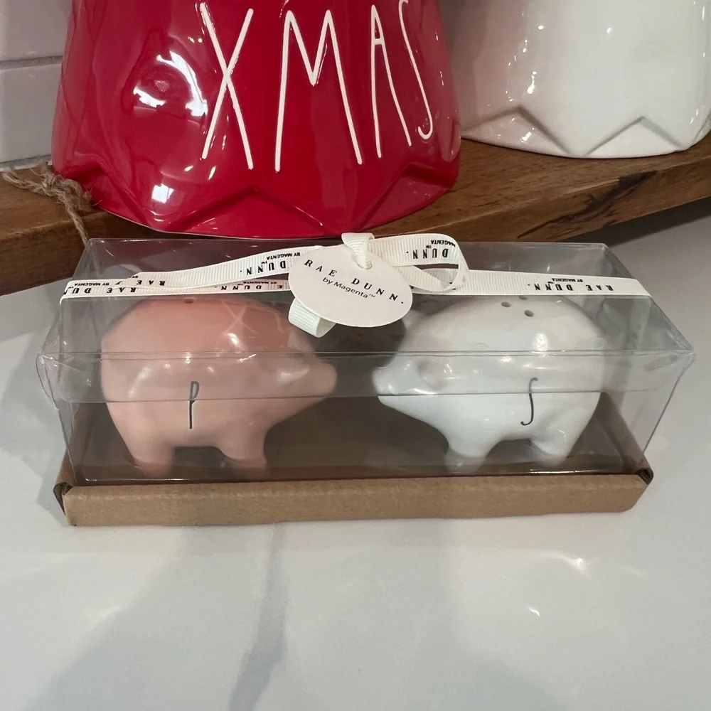Cute. Rae Dunn. pig. salt and pepper